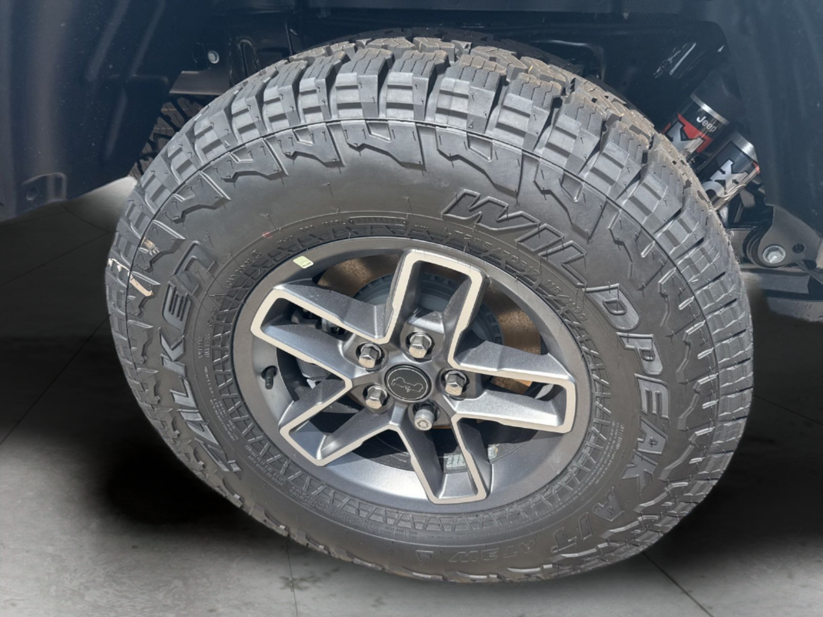 New 2026 Bright White Clear-Coat Exterior Paint Jeep Mojave image 34