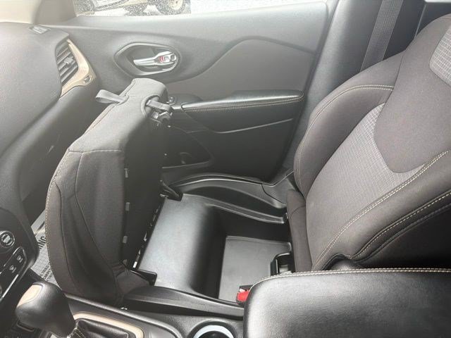 Used 2015 True Blue Pearlcoat Jeep Latitude image 26