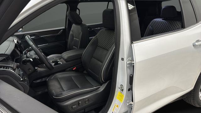 Used 2024 White Frost Tricoat GMC Denali image 9