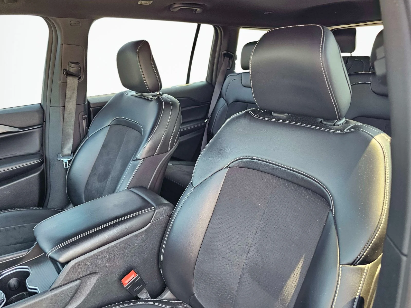 Used 2024 Diamond Black Crystal Pearlcoat Jeep Altitude image 17