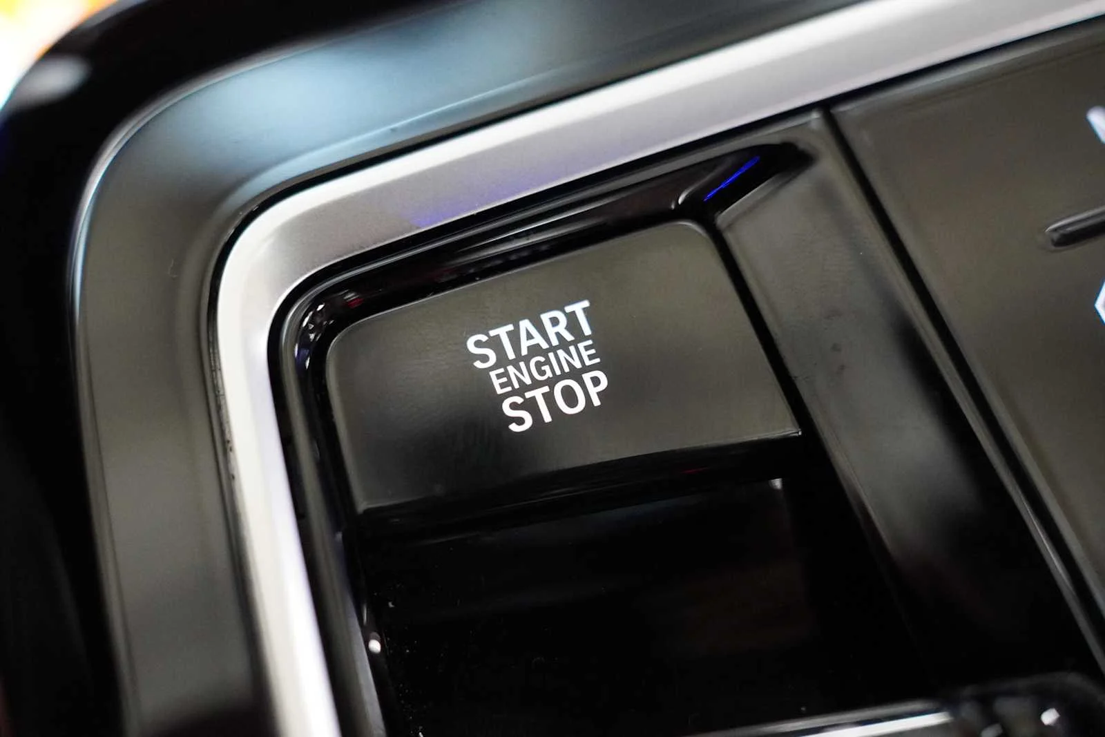 Used 2025 Carbon Black Metallic BMW 750e xDrive image 18
