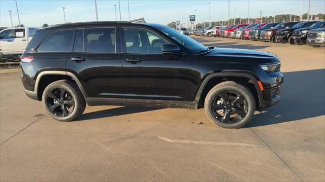 New 2025 Diamond Black Crystal Pearl-Coat Exterior Paint Jeep Limited image 14
