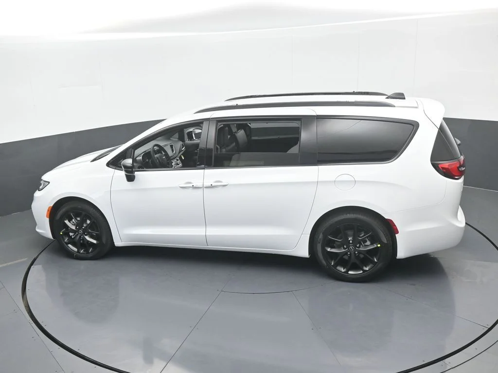 New 2026 Bright White Clear-Coat Exterior Paint Chrysler Select image 47