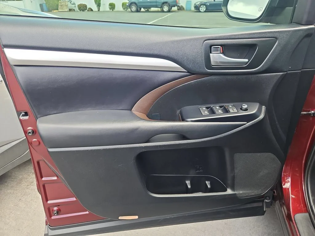 Used 2019 Salsa Red Pearl Toyota XLE image 10