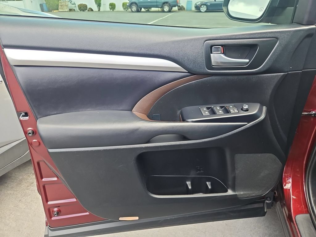 Used 2019 Salsa Red Pearl Toyota XLE image 10