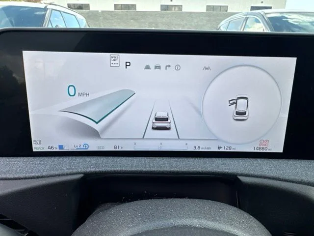 Used 2024 Red Kia Wind image 11
