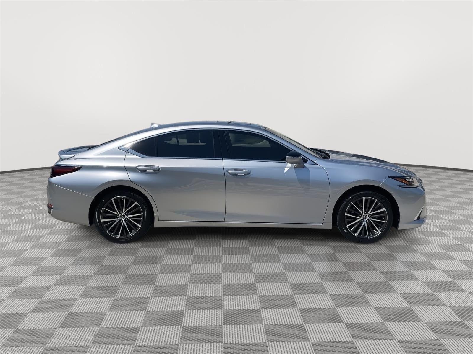 Used 2025 Iridium Lexus Base image 3