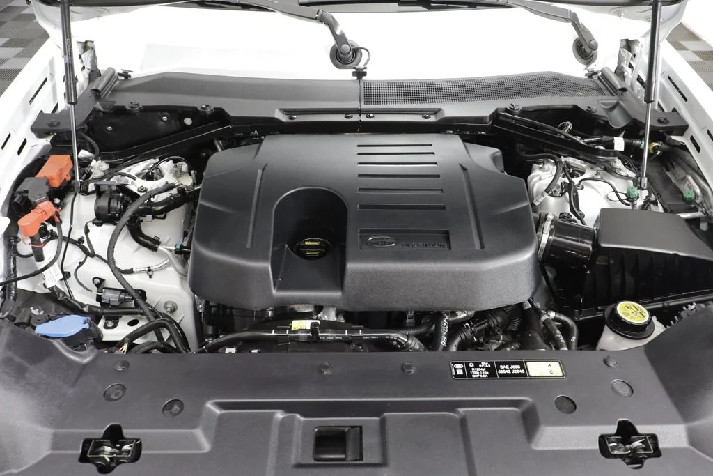 Certified Used 2025 White Land Rover X-Dynamic SE image 24