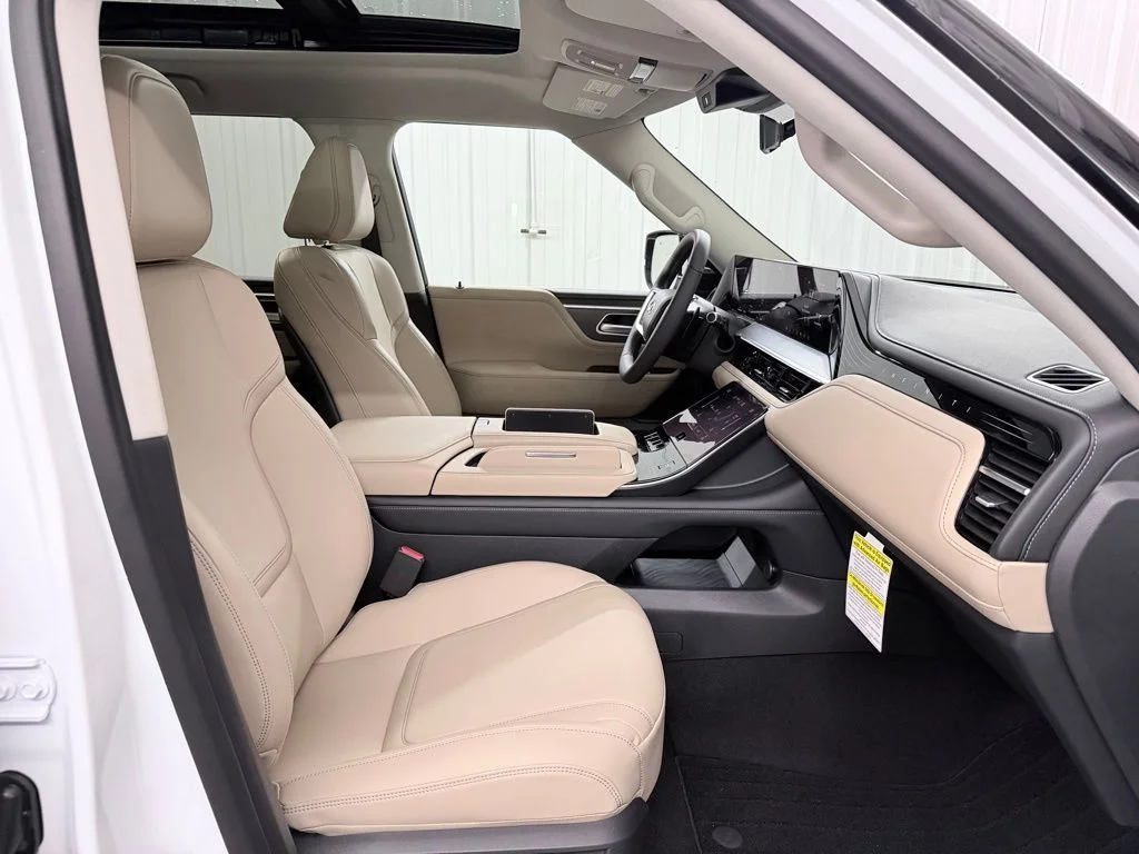 Used 2026 White INFINITI PURE image 44