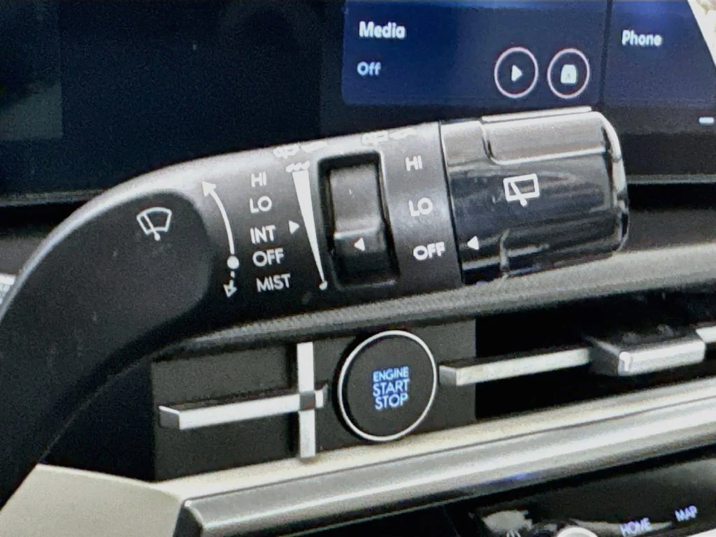 Used 2025 Green Hyundai SEL image 13