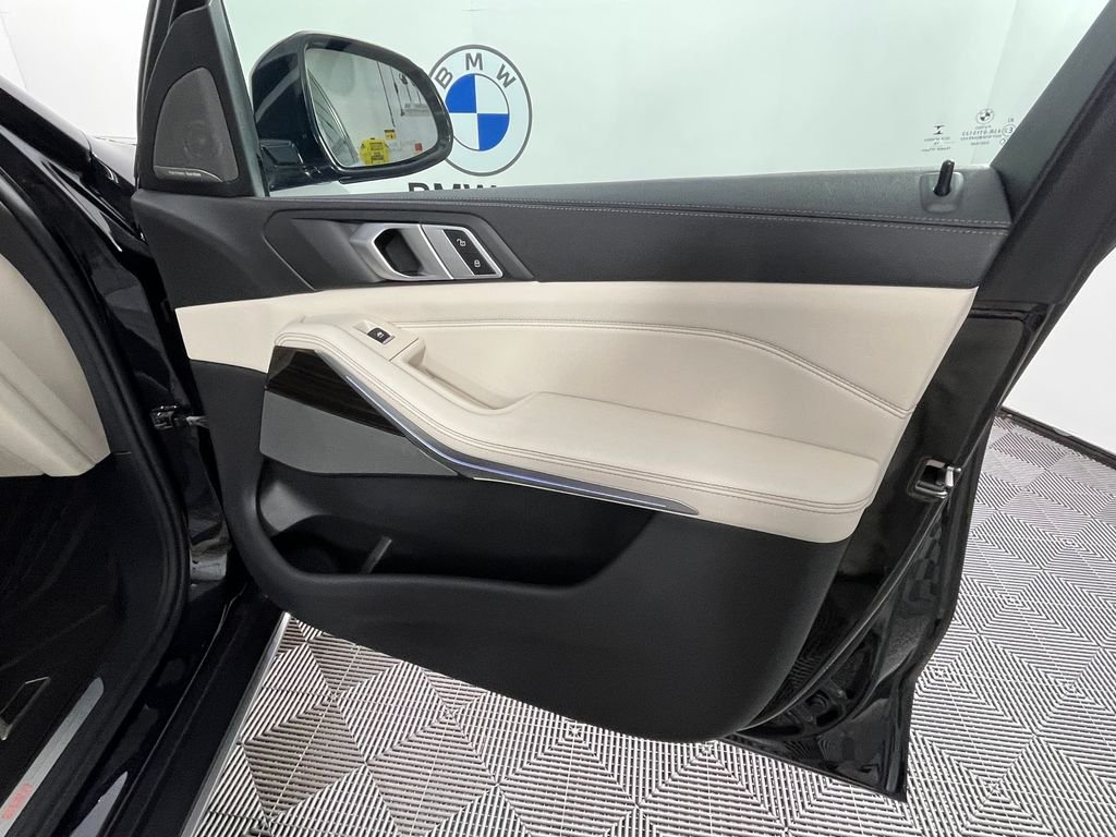 Used 2019 Black BMW xDrive40i image 24