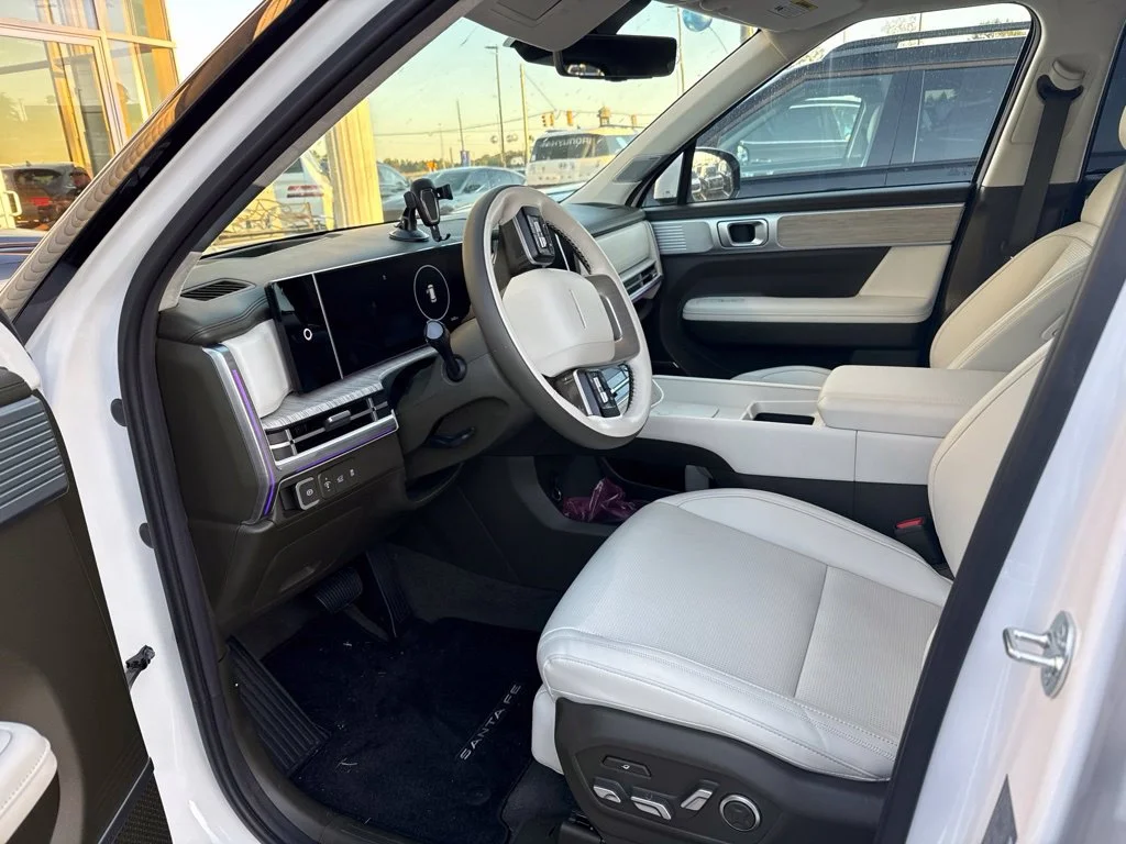Used 2025 White Hyundai Calligraphy image 7