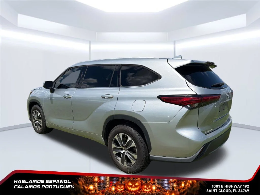 Used 2022 Silver Toyota XLE image 3