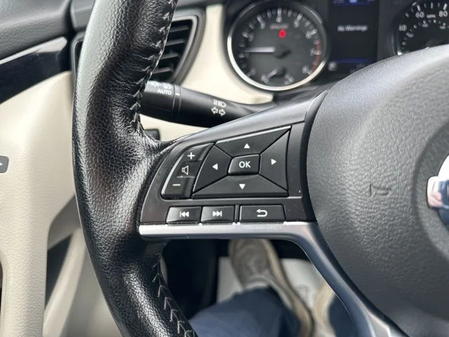 Used 2022 White Nissan SL image 19