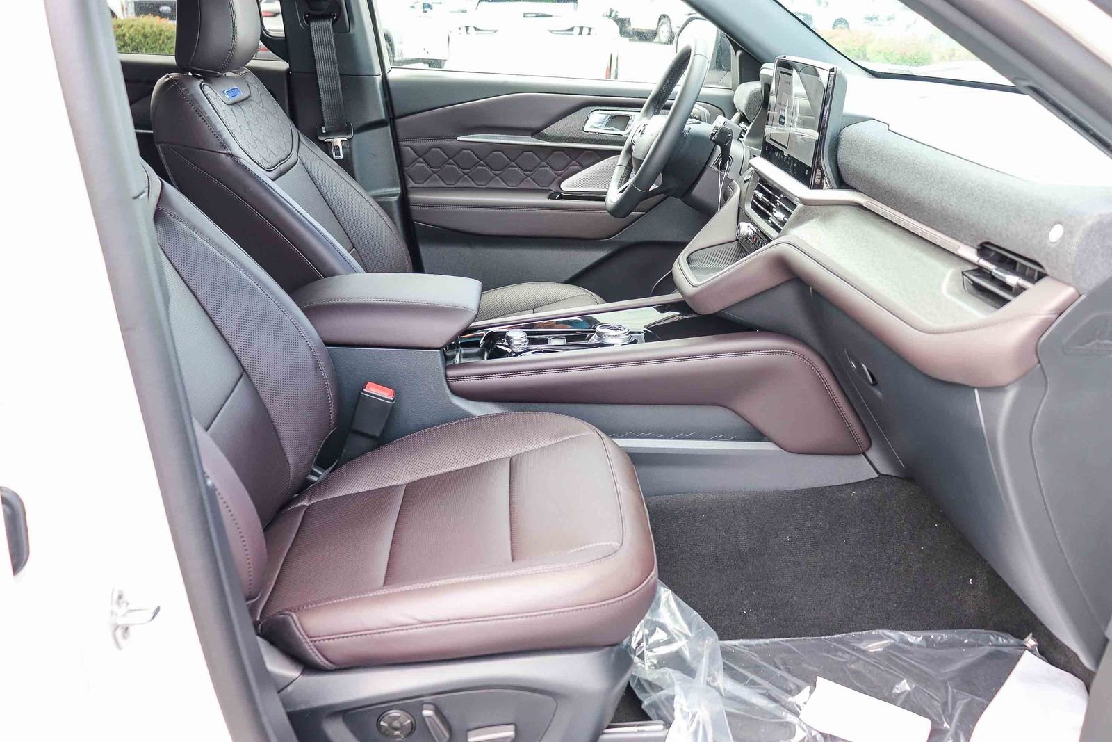 New 2026 Star White Metallic Tri-Coat Ford Platinum™ image 16