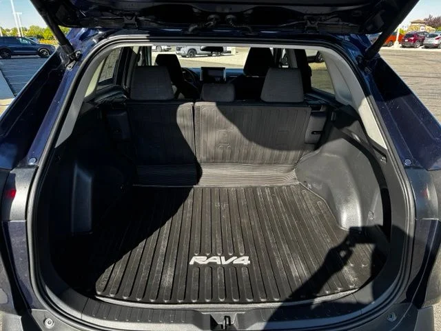 2025 Toyota RAV4 XLE - Photo 10