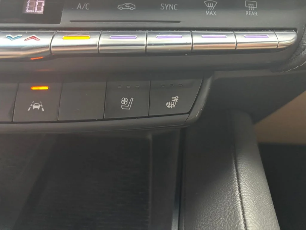 Used 2022 White Cadillac Premium Luxury image 29