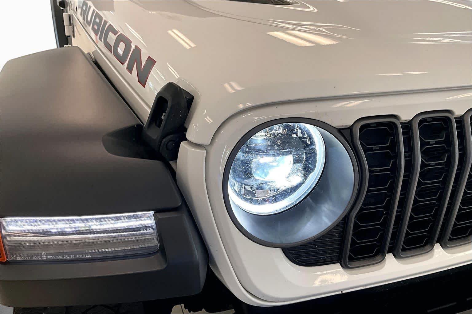 Used 2025 Bright White Clearcoat Jeep Rubicon image 26