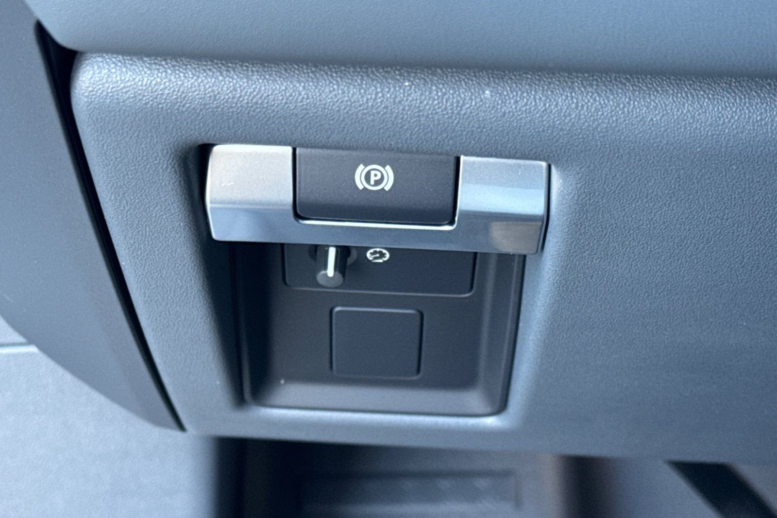 New 2026 Fuji White Land Rover X-Dynamic SE image 32