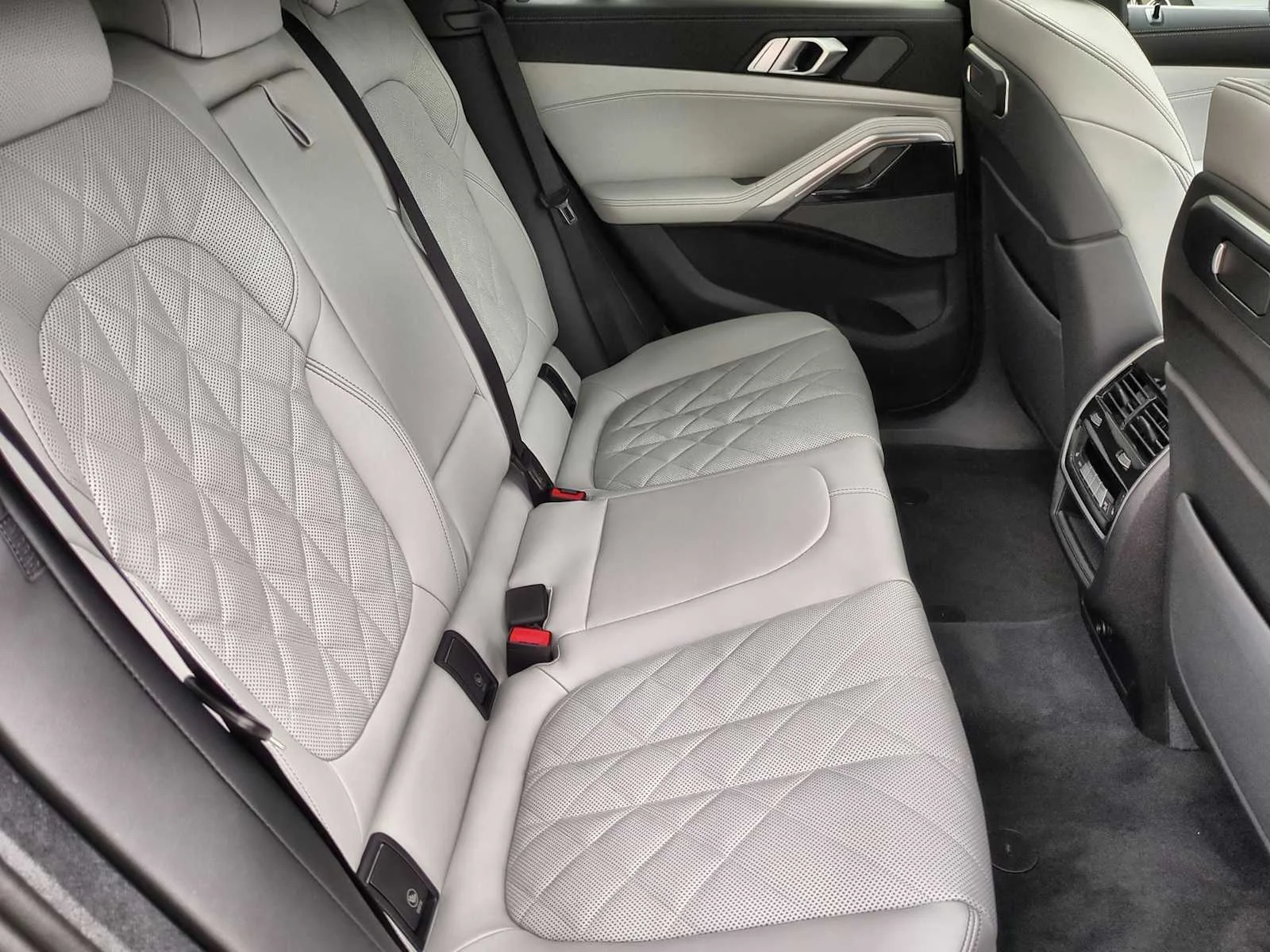 New 2026 Black Sapphire Metallic BMW xDrive40i image 21