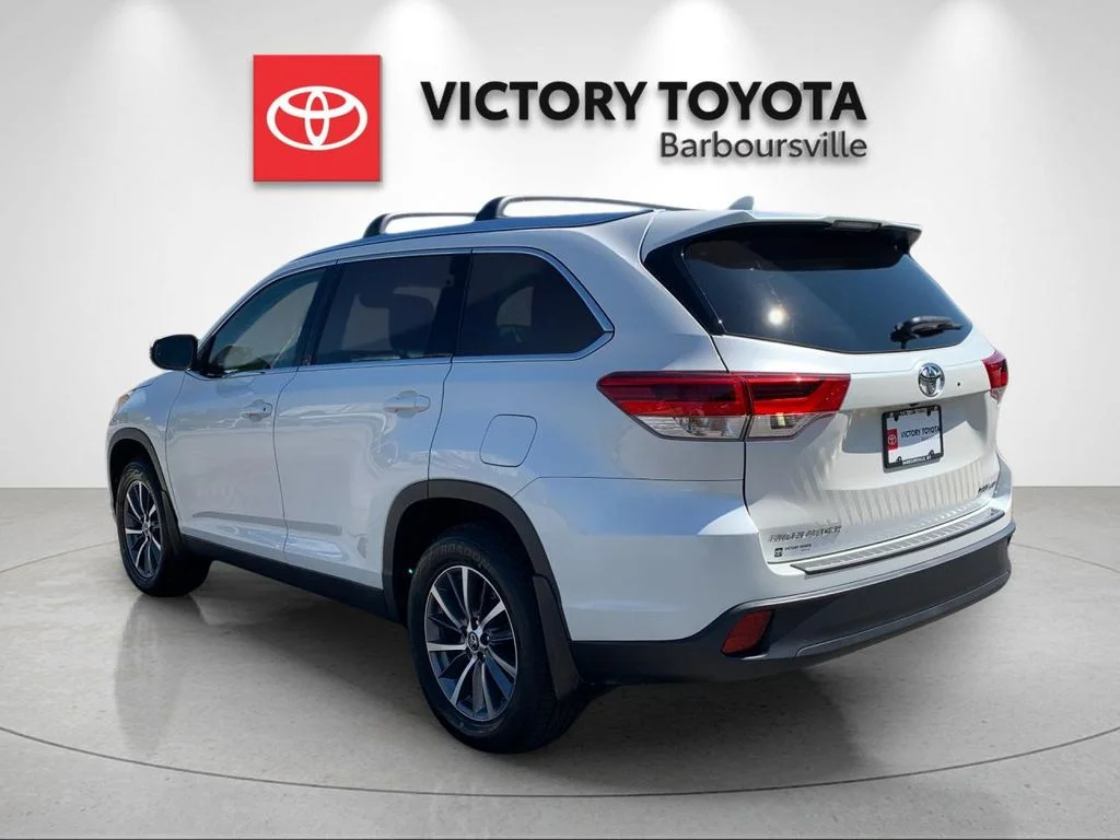 Used 2019 White Toyota XLE image 3