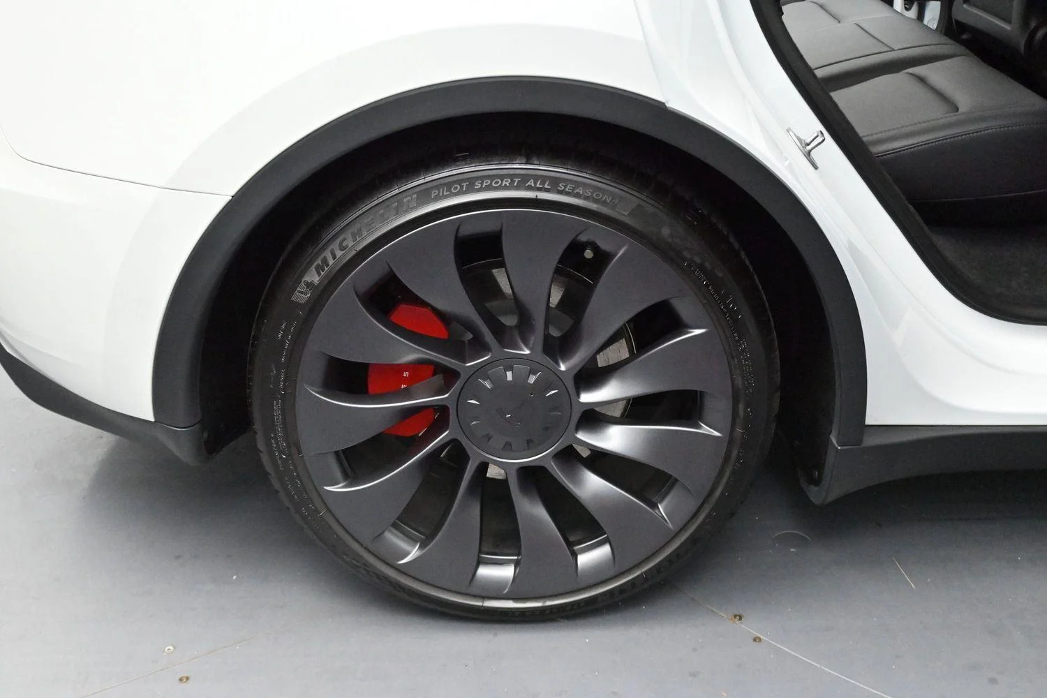 Used 2023  Tesla Performance image 31