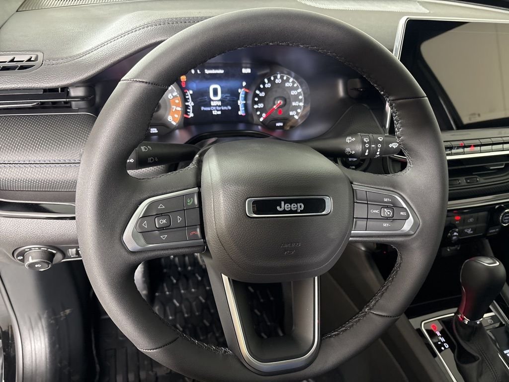 New 2026 Diamond Black Crystal Pearlcoat Jeep Latitude image 19