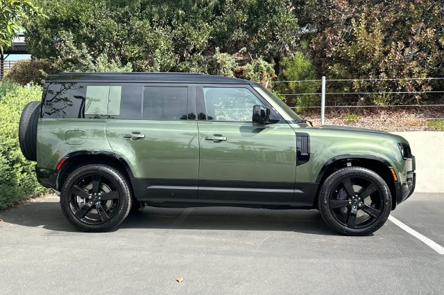 New 2026 Woolstone Green Land Rover X-Dynamic SE image 6