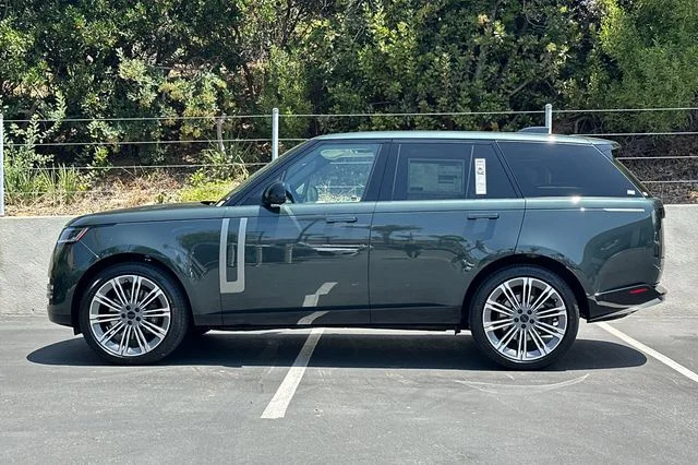 New 2026 Belgravia Green Land Rover SE image 2