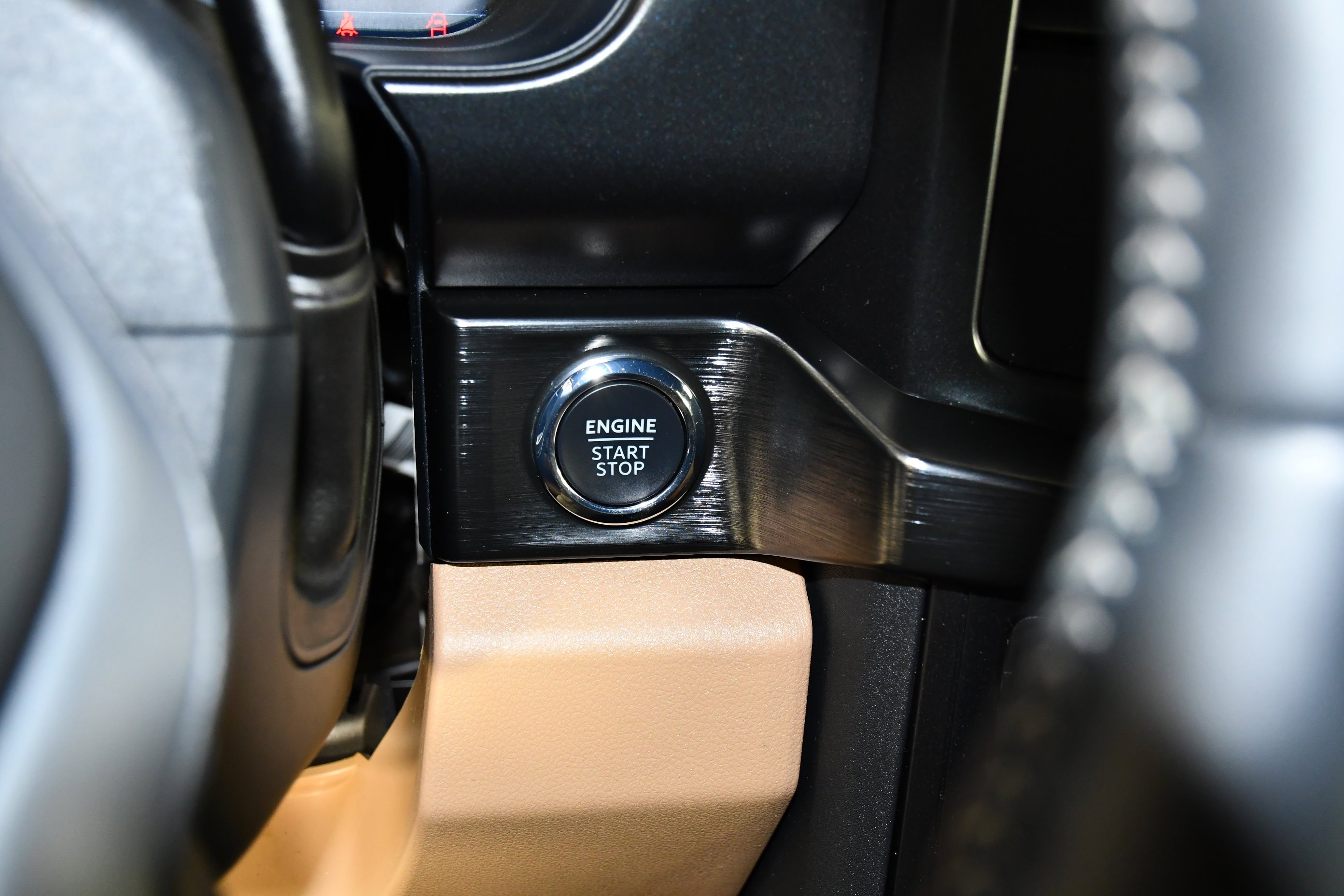 Used 2024 Gray Metallic Ford LARIAT image 30