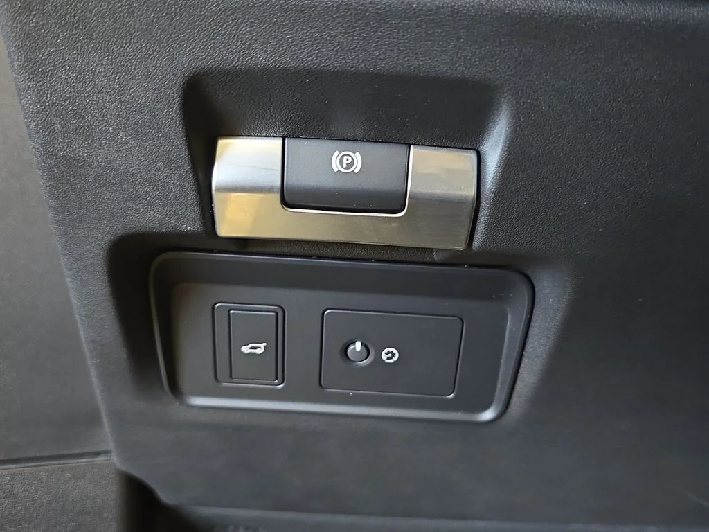 Used 2021  Land Rover Dynamic image 26