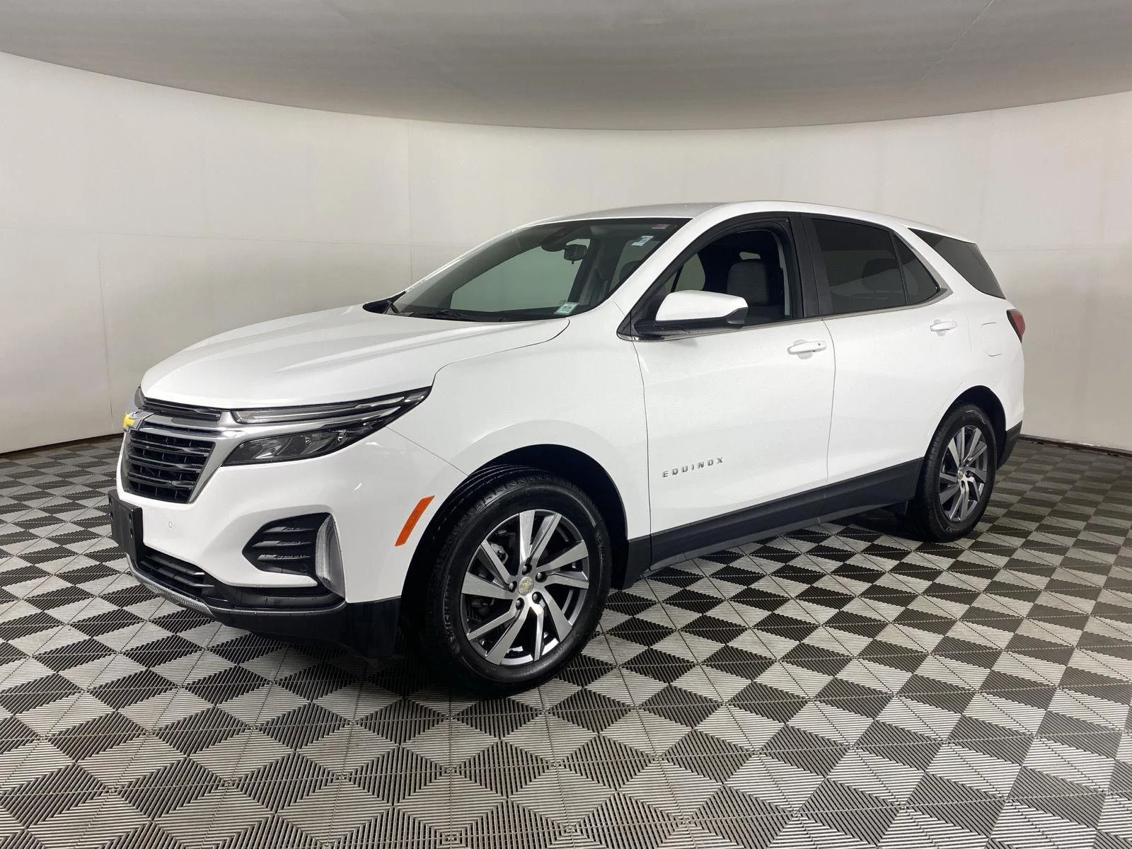 Used 2024 Summit White Chevrolet LT image 3