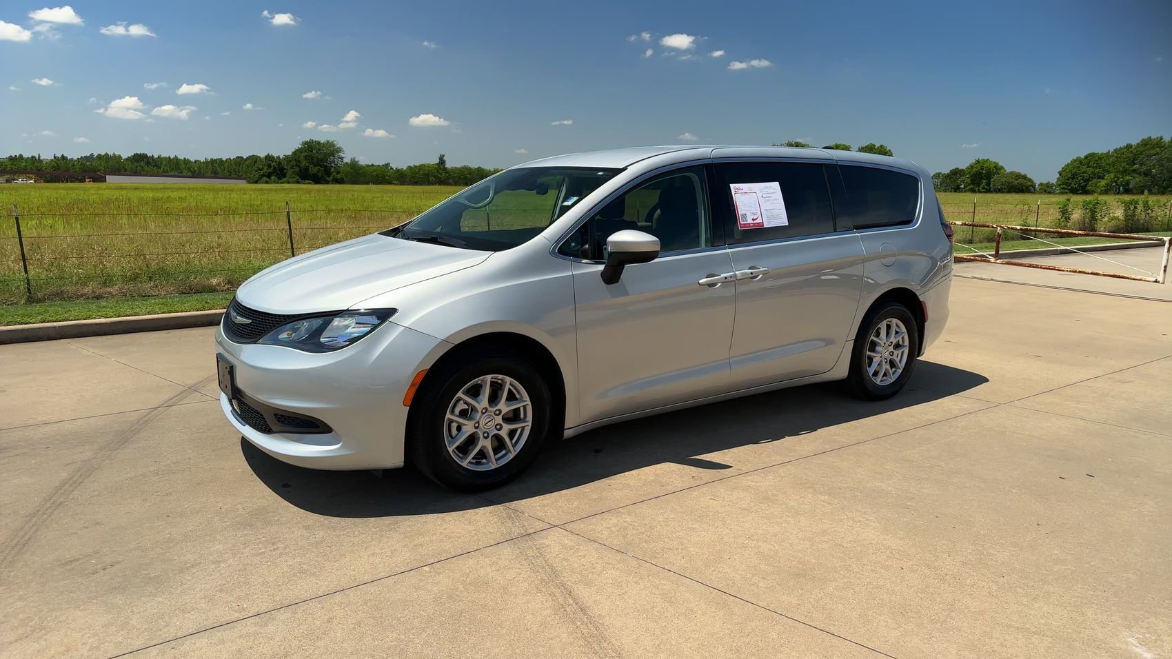 2023 Chrysler Voyager LX photo 4