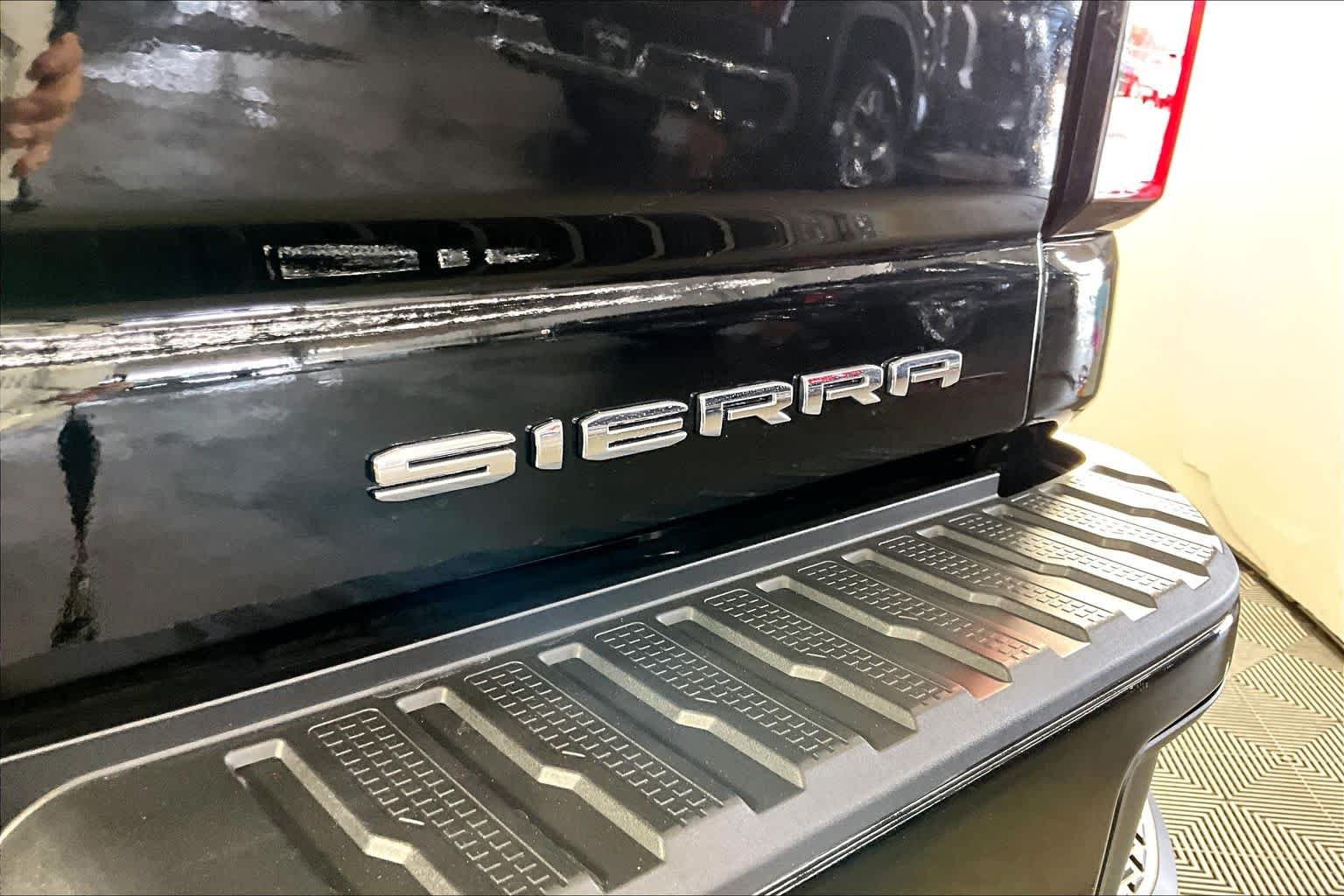 Used 2025 Onyx Black GMC Denali Ultimate image 29