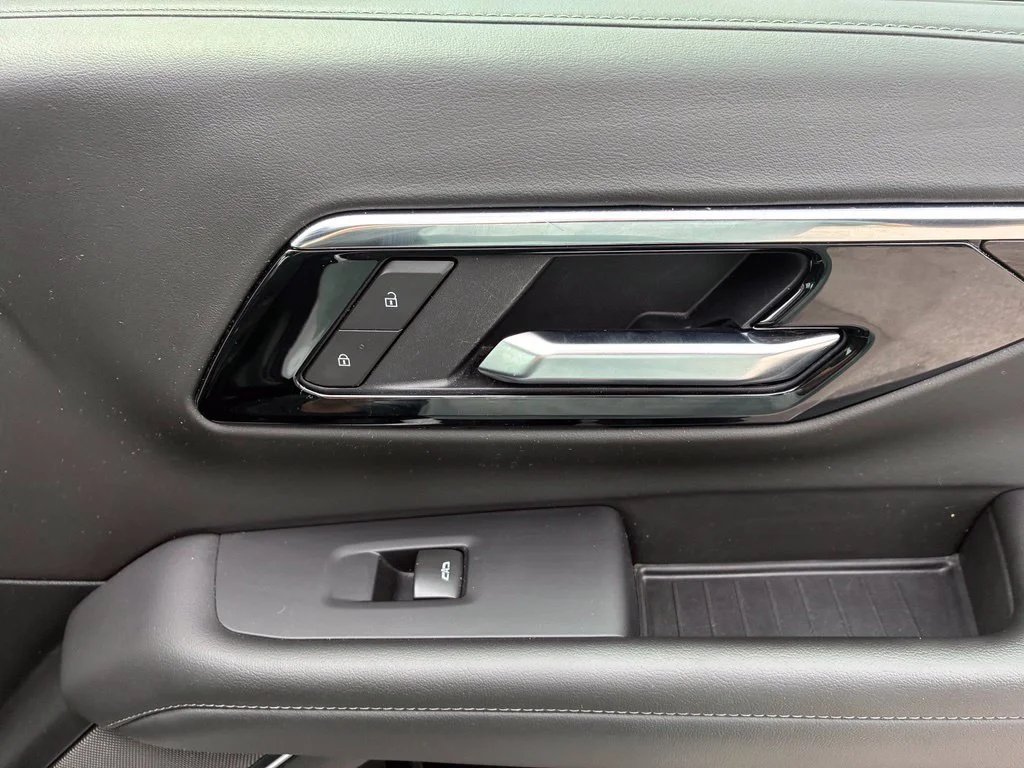 Used 2025 Summit White Chevrolet LT image 181