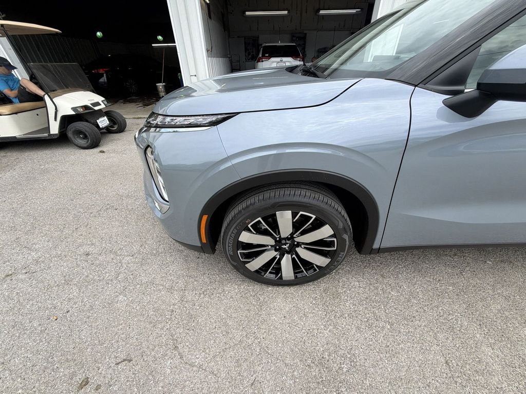 New 2026 Gray Mitsubishi SE image 10