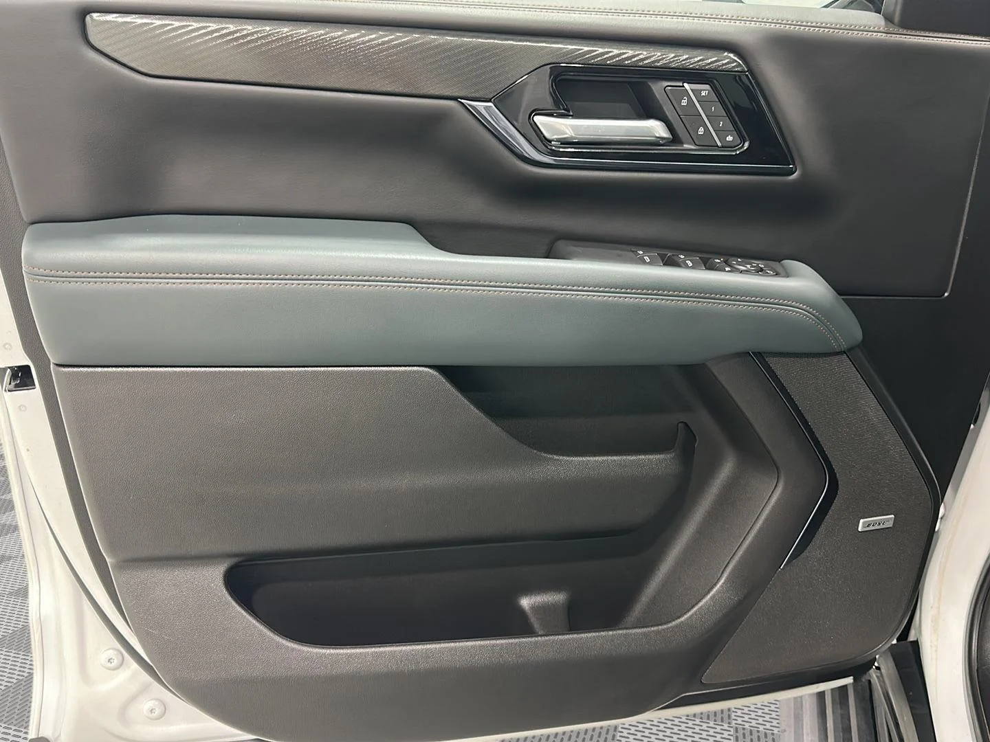 Used 2025 Summit White GMC AT4 image 18