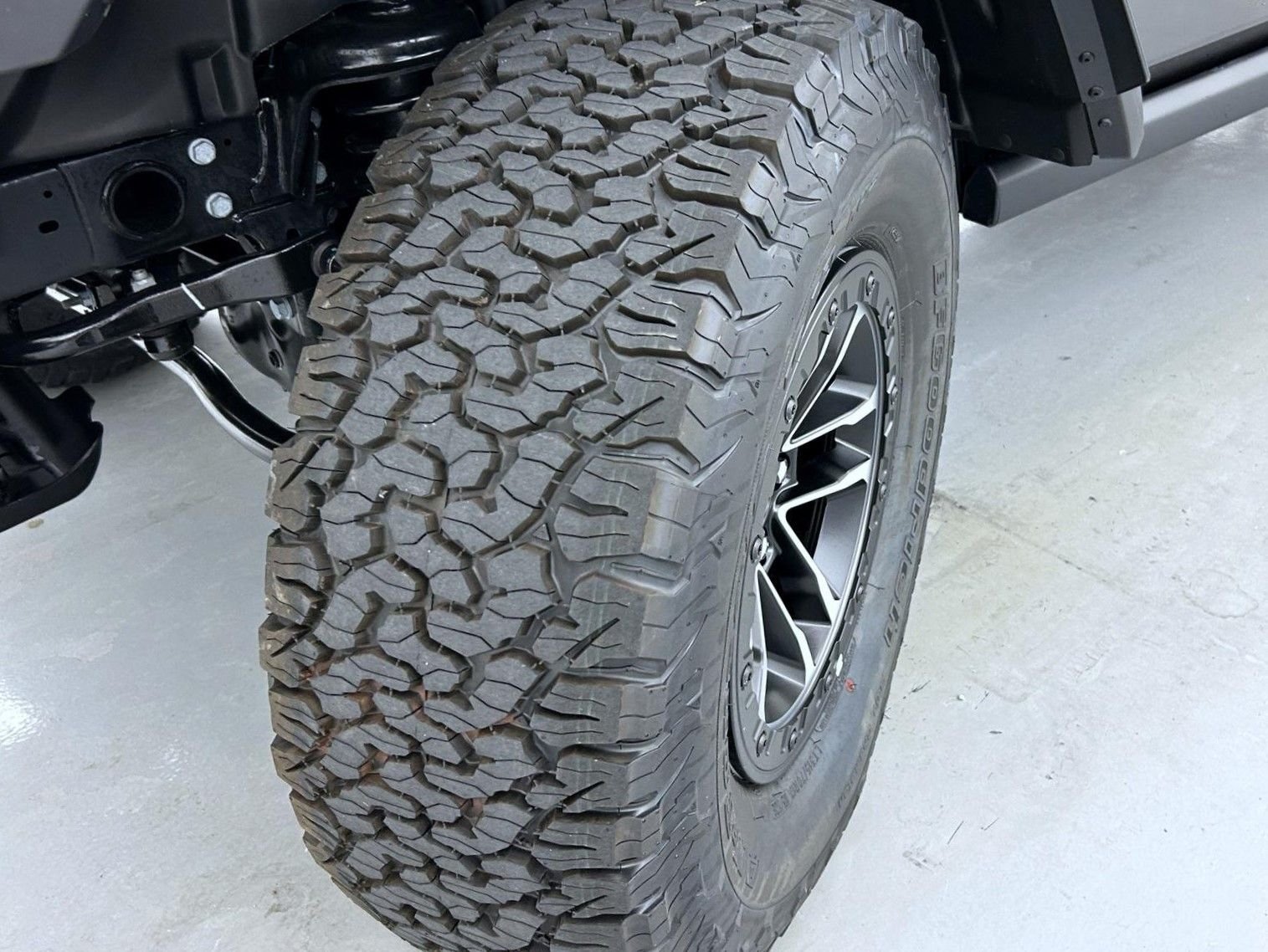 New 2026 Granite Crystal Metallic Clearcoat Jeep Moab 392 image 24