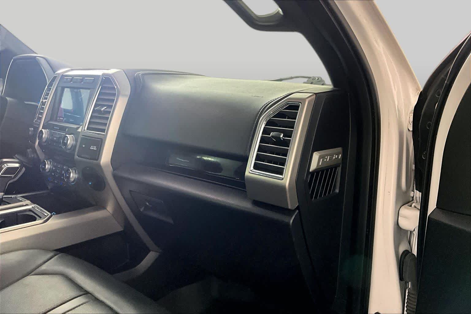Used 2017 White Platinum Metallic Tri-Coat Ford Platinum image 17
