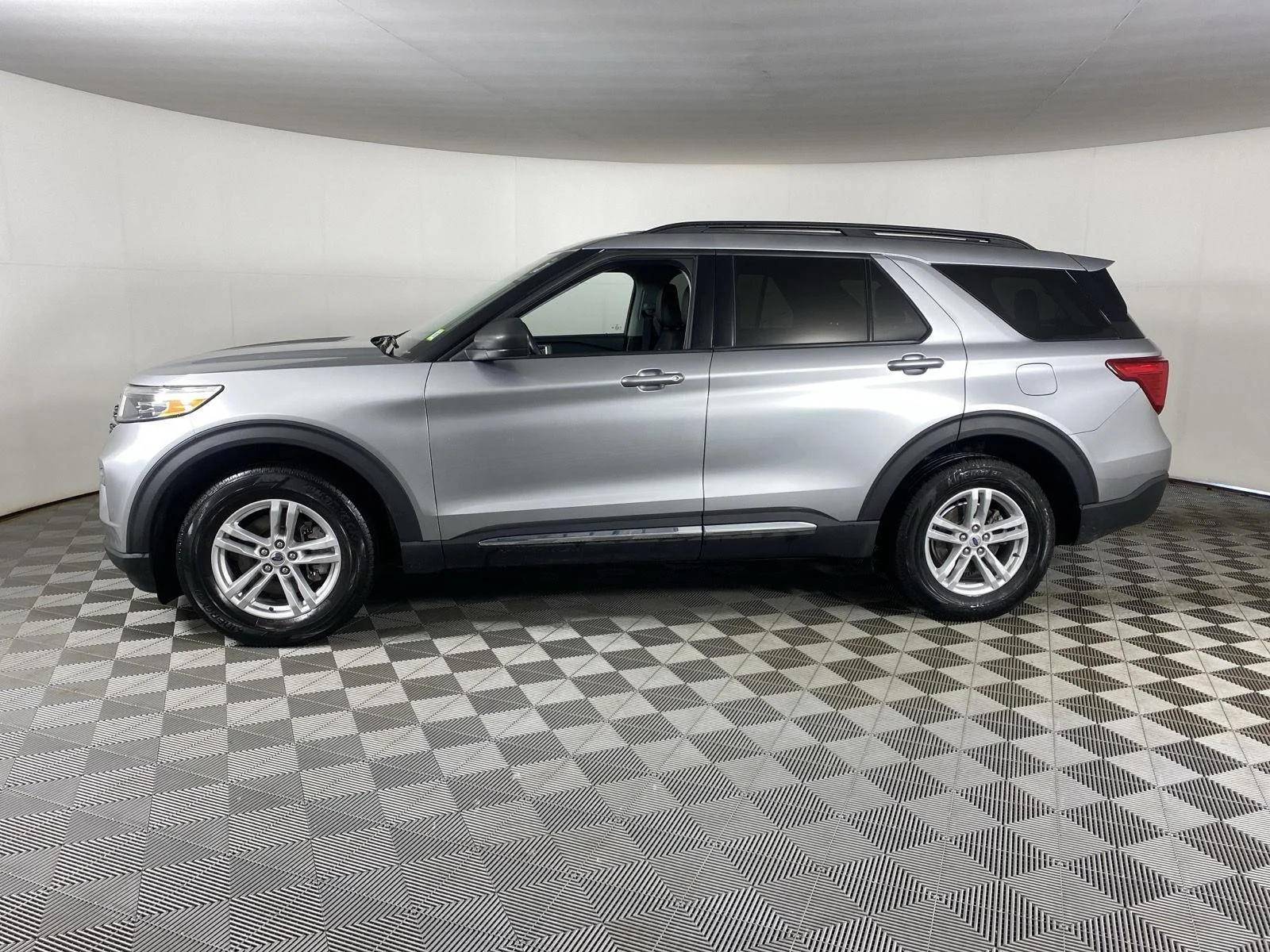 Used 2023 Iconic Silver Ford XLT image 7
