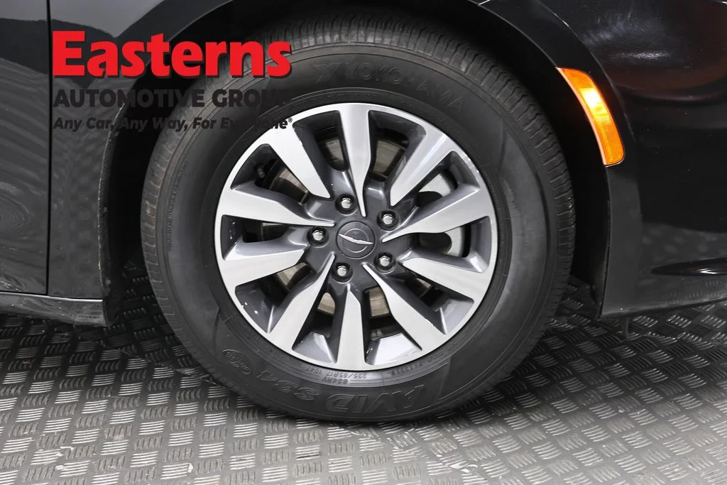 Used 2023 Black Chrysler Limited image 34