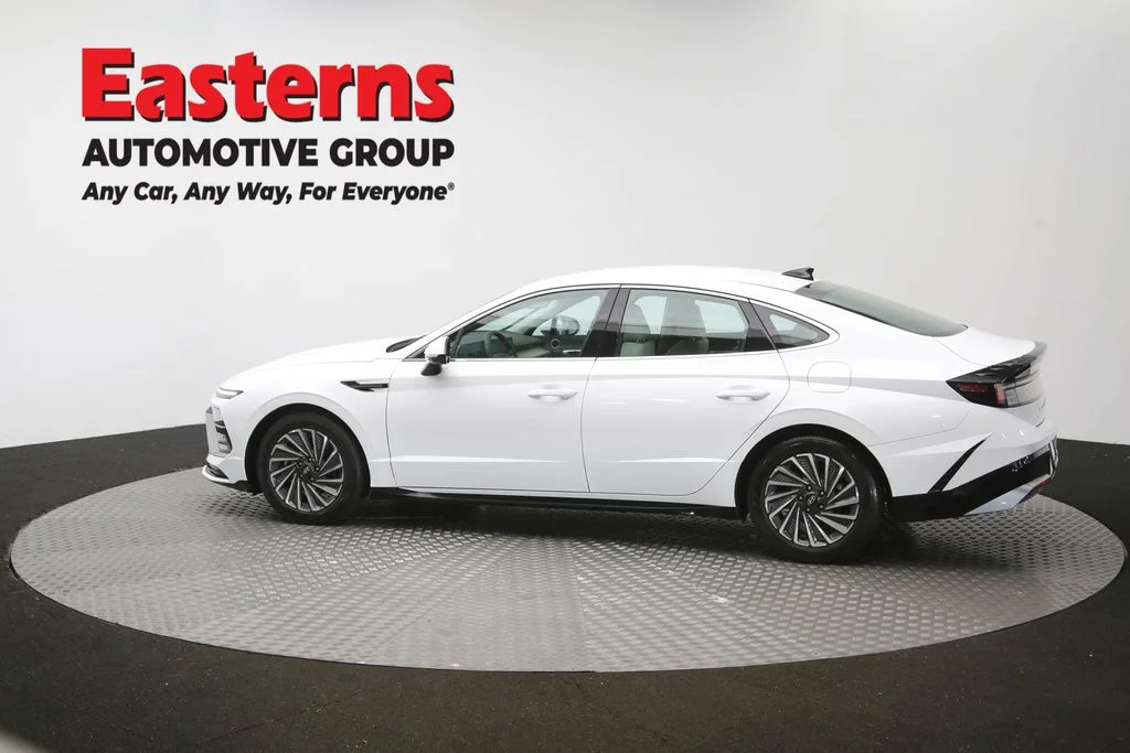 Used 2025 White Hyundai SEL image 61
