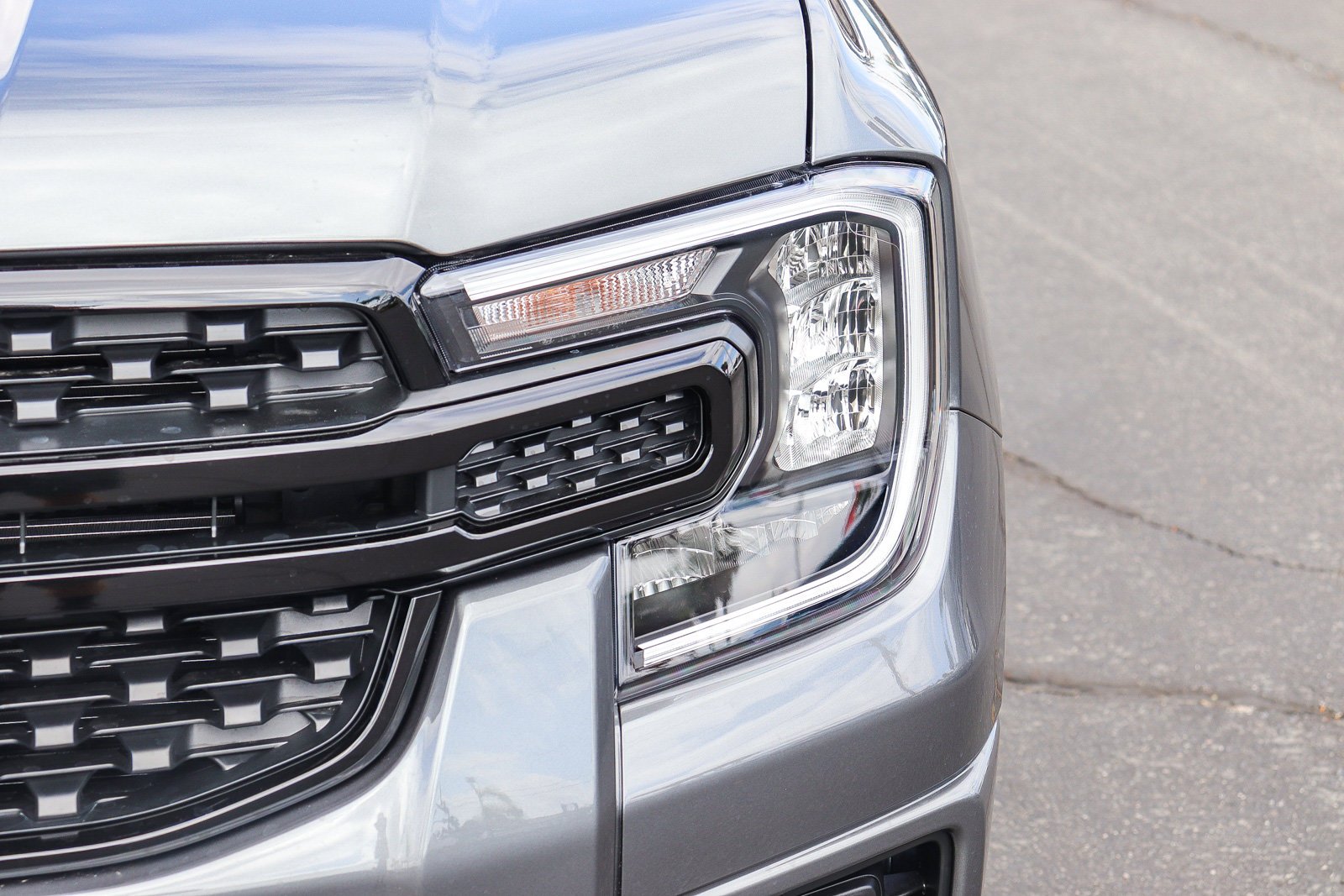 New 2026 Carbonized Gray Metallic Ford XLT image 11