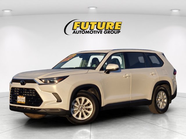 Used 2025 Off-white Toyota XLE image 8