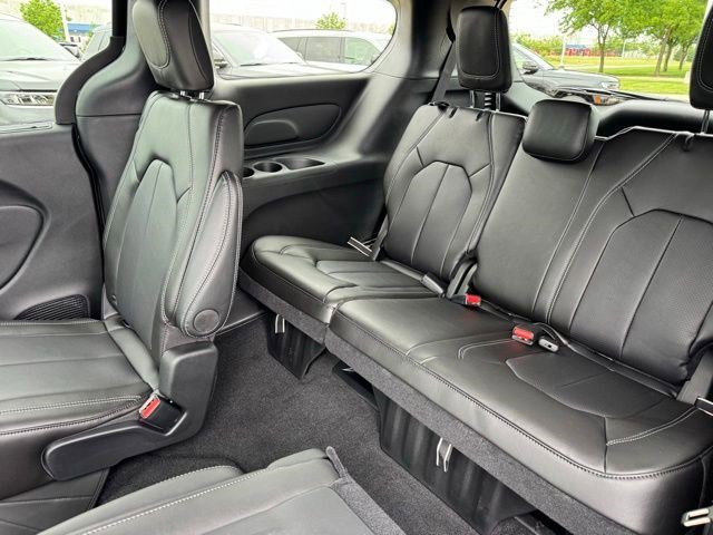 New 2027 Diamond Black Crystal Pearl-Coat Exterior Paint Chrysler Select image 26