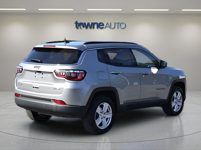 Used 2022 Silver Jeep Latitude image 8