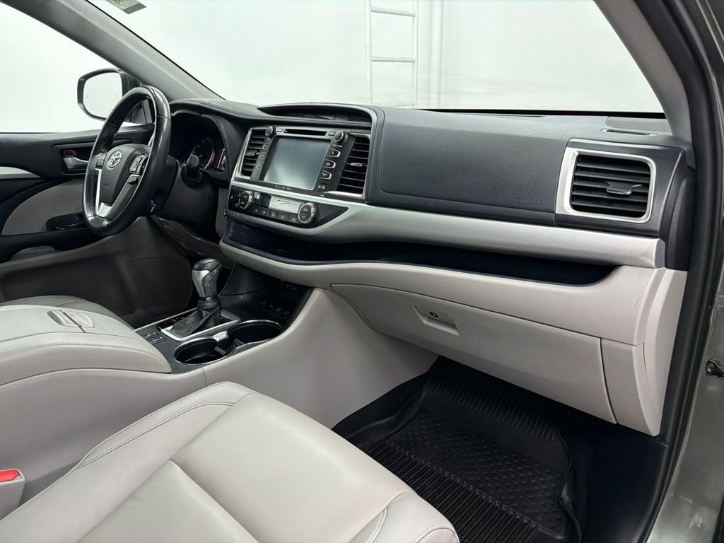 Used 2019 Green Toyota XLE image 27