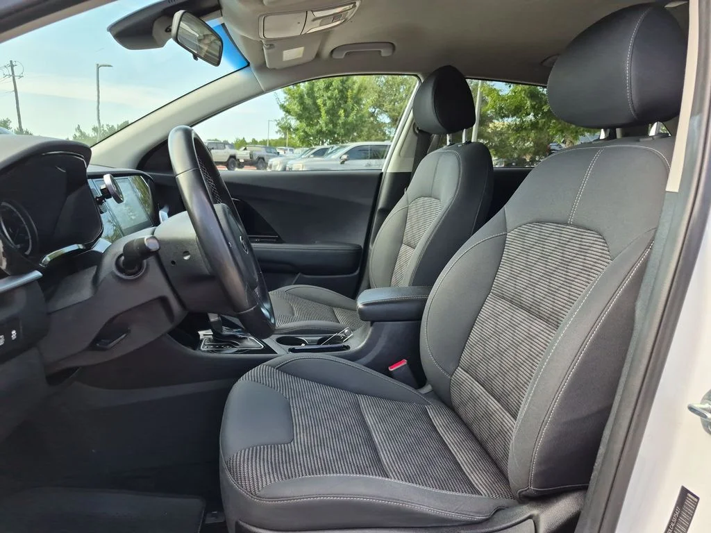 Used 2020 White Kia LXS image 20