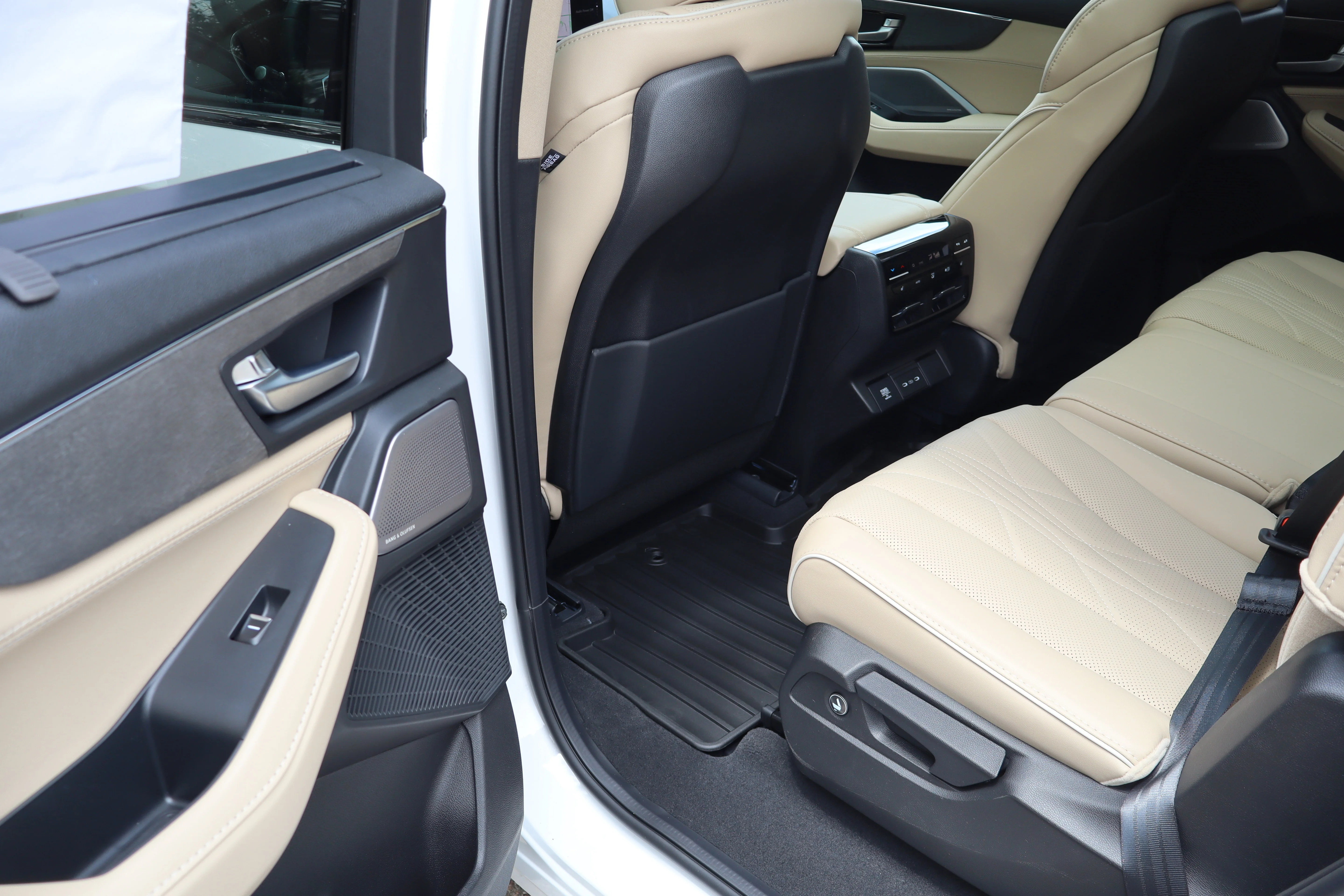 New 2026 Platinum White Pearl Acura w/Advance Package image 25