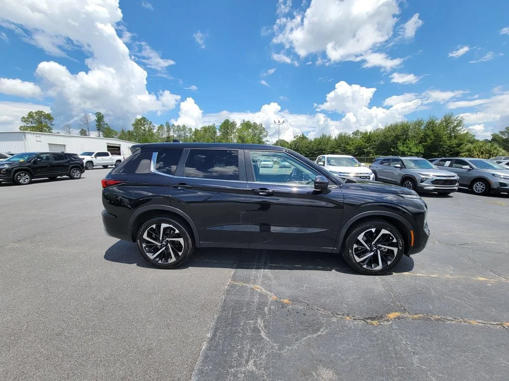 Used 2024 Black Mitsubishi SE image 6